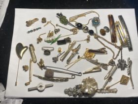 A LARGE QUANTITY OF VINTAGE TIE PINS, HAIR CLIPS ETC