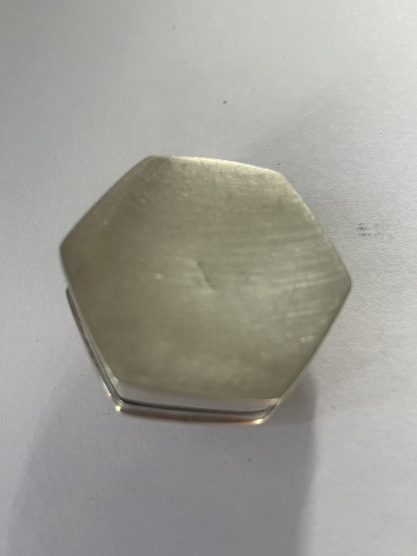 A SILVER PILL BOX - Image 2 of 3