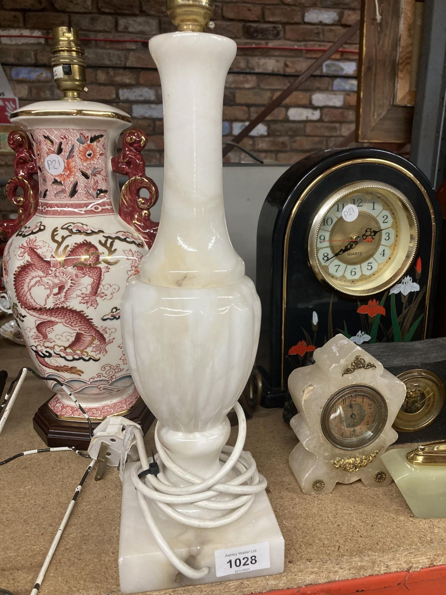 A HEAVY MARBLE TABLE LAMP, HEIGHT 36CM PLUS AN ORIENTAL STYLE MANTLE LAMP WITH DRAGON DESIGN, HEIGHT - Image 3 of 3