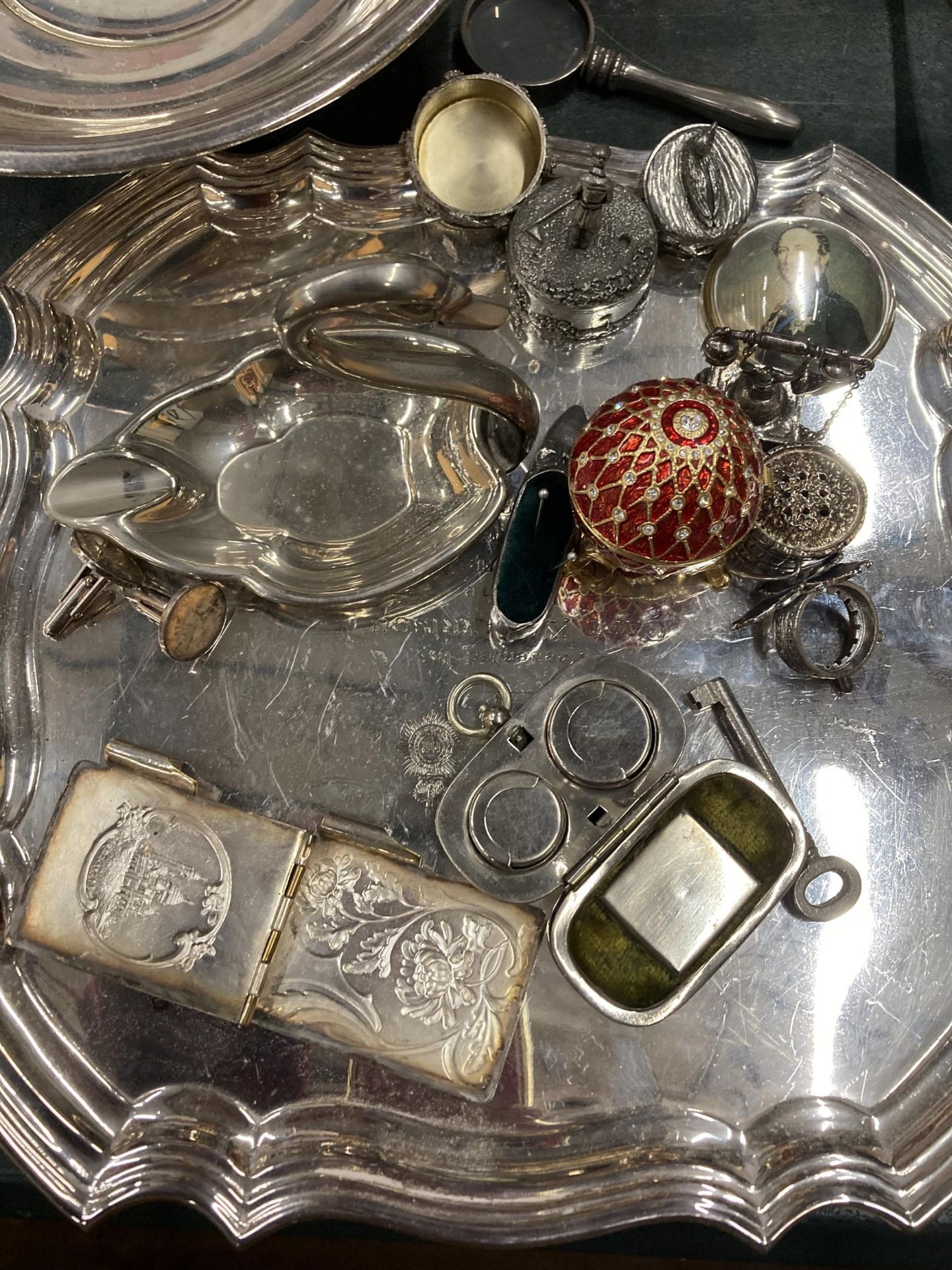 A QUANTITY OF SILVER PLATED ITEMS TO INCLUDE A WALKER AND HALL FOOTED TRAY, A FOOTED BOWL, SMALL - Image 2 of 4