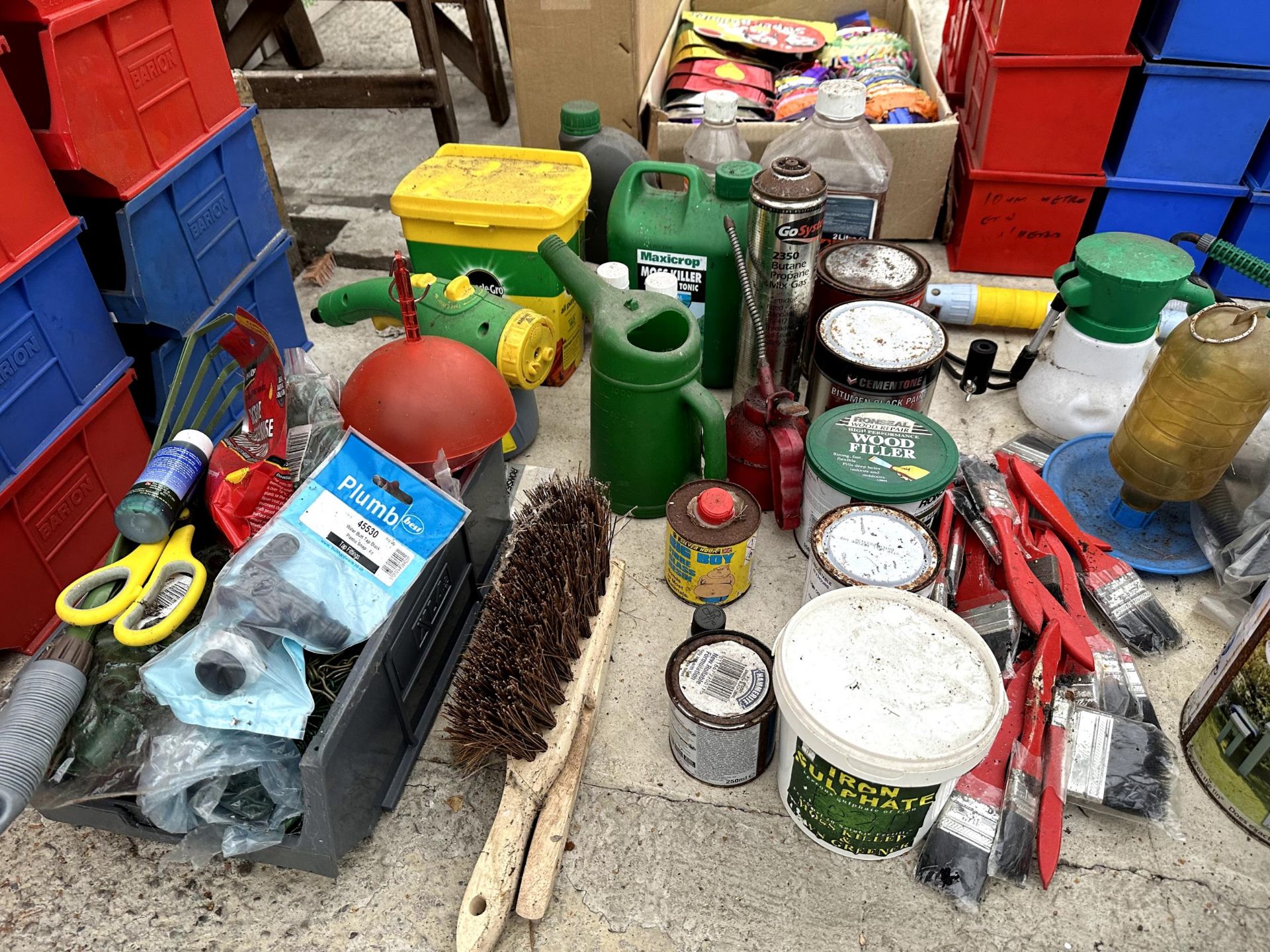 AN ASSORTMENT OF ITEMS TO INCLUDE PAINT BRUSHES AND PAINT ETC - Image 3 of 3