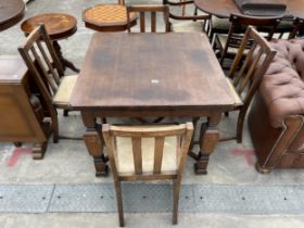 A MID 20TH CENTURY OAK DRAW LEAF DINING TABLE AND FOUR CHAIRS