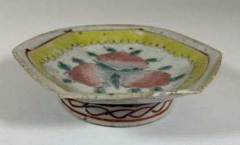 A CHINESE 19TH CENTURY TONGZHI PORCELAIN DISH WITH PEACH DESIGN, DIAMETER 10 CM