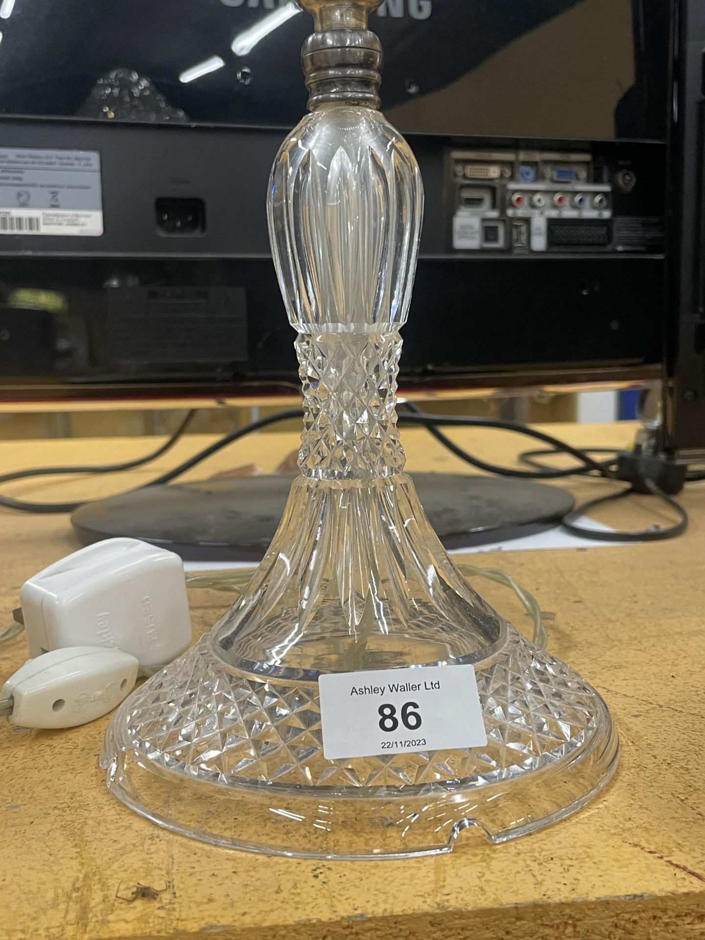 A VINTAGE CUT GLASS MUSHROOM LAMP - Image 3 of 3
