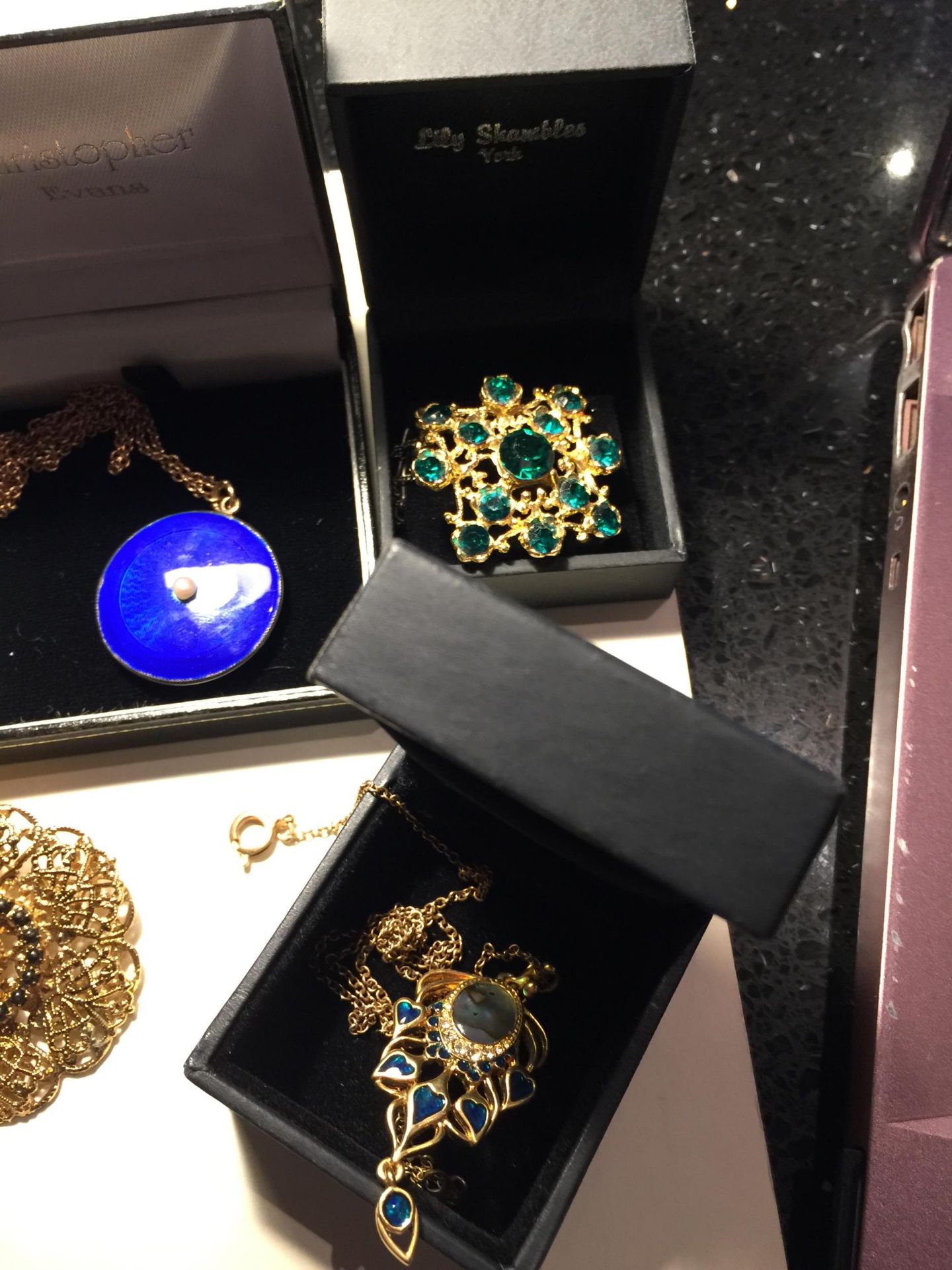 A QUANTITY OF COSTUME JEWELLERY SOME BOXED - Image 4 of 4