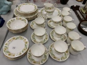 A VINTAGE DUCHESS 'GREENSLEEVES' PART DINNER SERVICE TO INCLUDE VARIOUS SIZES OF PLATES, BOWLS,