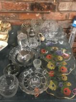 A MIXED LOT OF VINTAGE GLASSWARE, FLORAL DISHES ETC