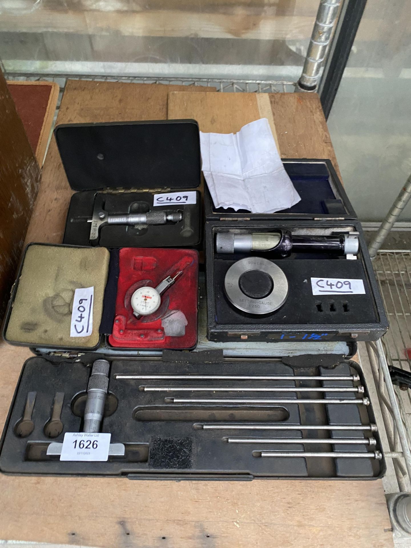 AN ASSORTMENT OF ENGINEERS TOOLS TO INCLUDE TWO MOORE & WRIGHT DEPTH MICROMETERS AND