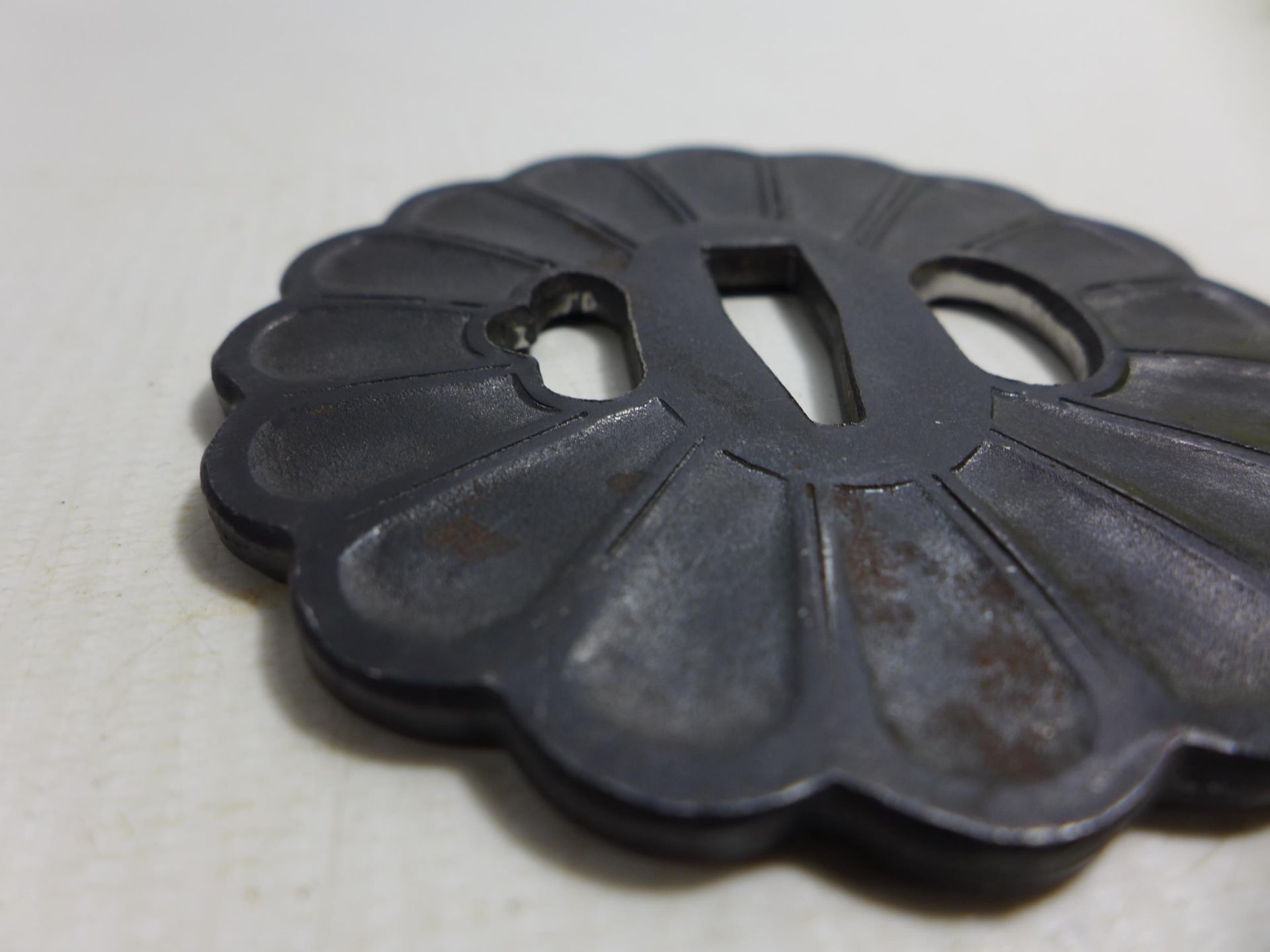 A JAPANESE IRON TSUBA WITH FLORAL DECORATION, DIAMETER 8CM - Bild 3 aus 4