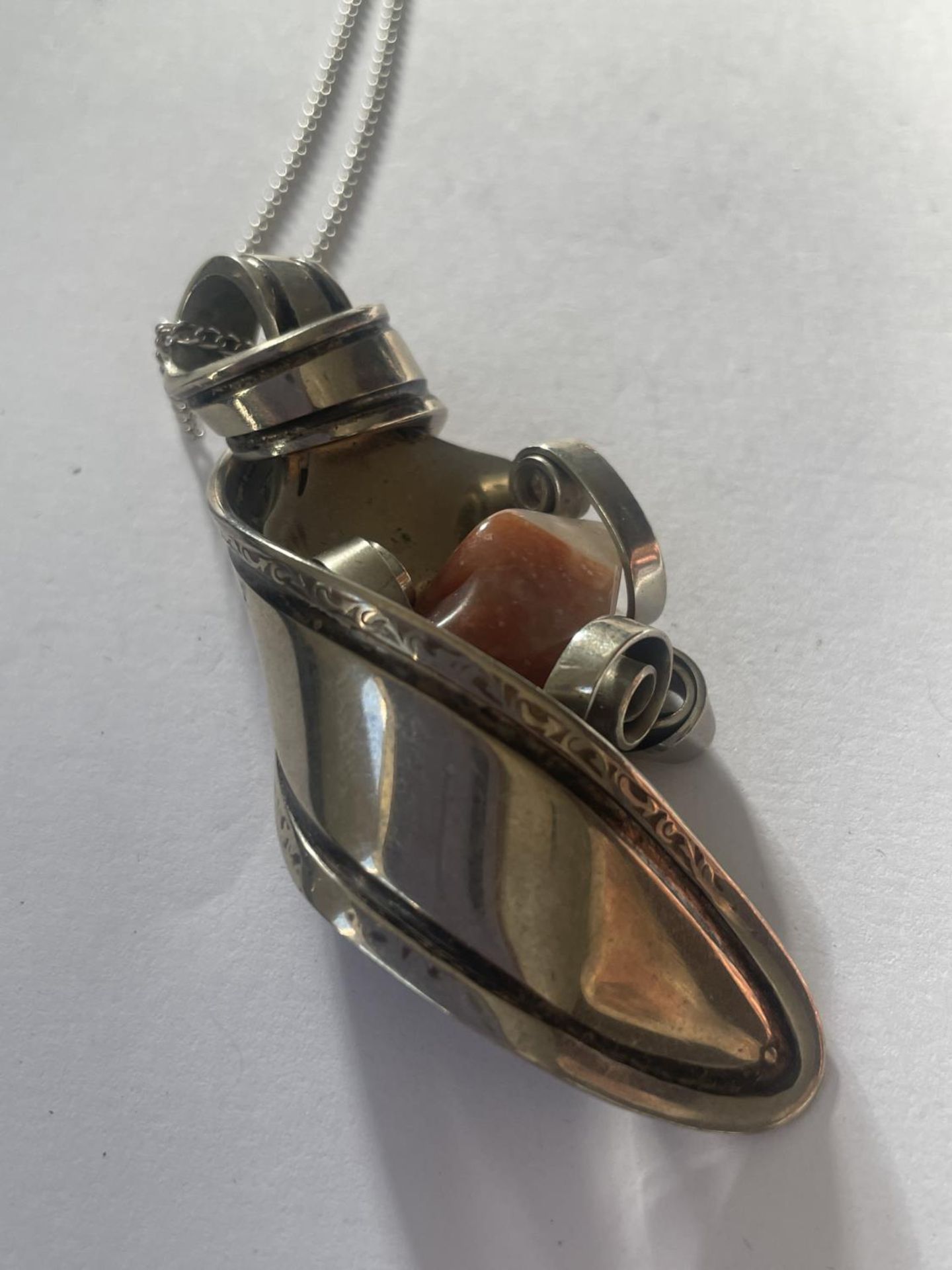 AN ORNATE WHITE METAL SPOON AND AGATE PENDANT - Bild 2 aus 4