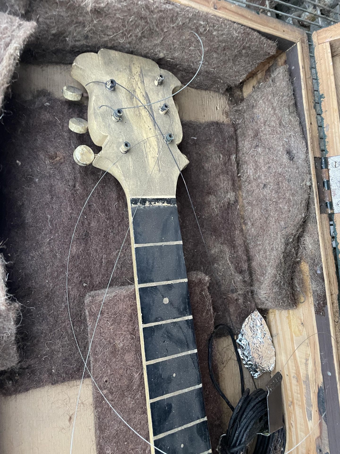 A HAND MADE WOODEN GUITAR WITH CARRY CASE - Bild 4 aus 4