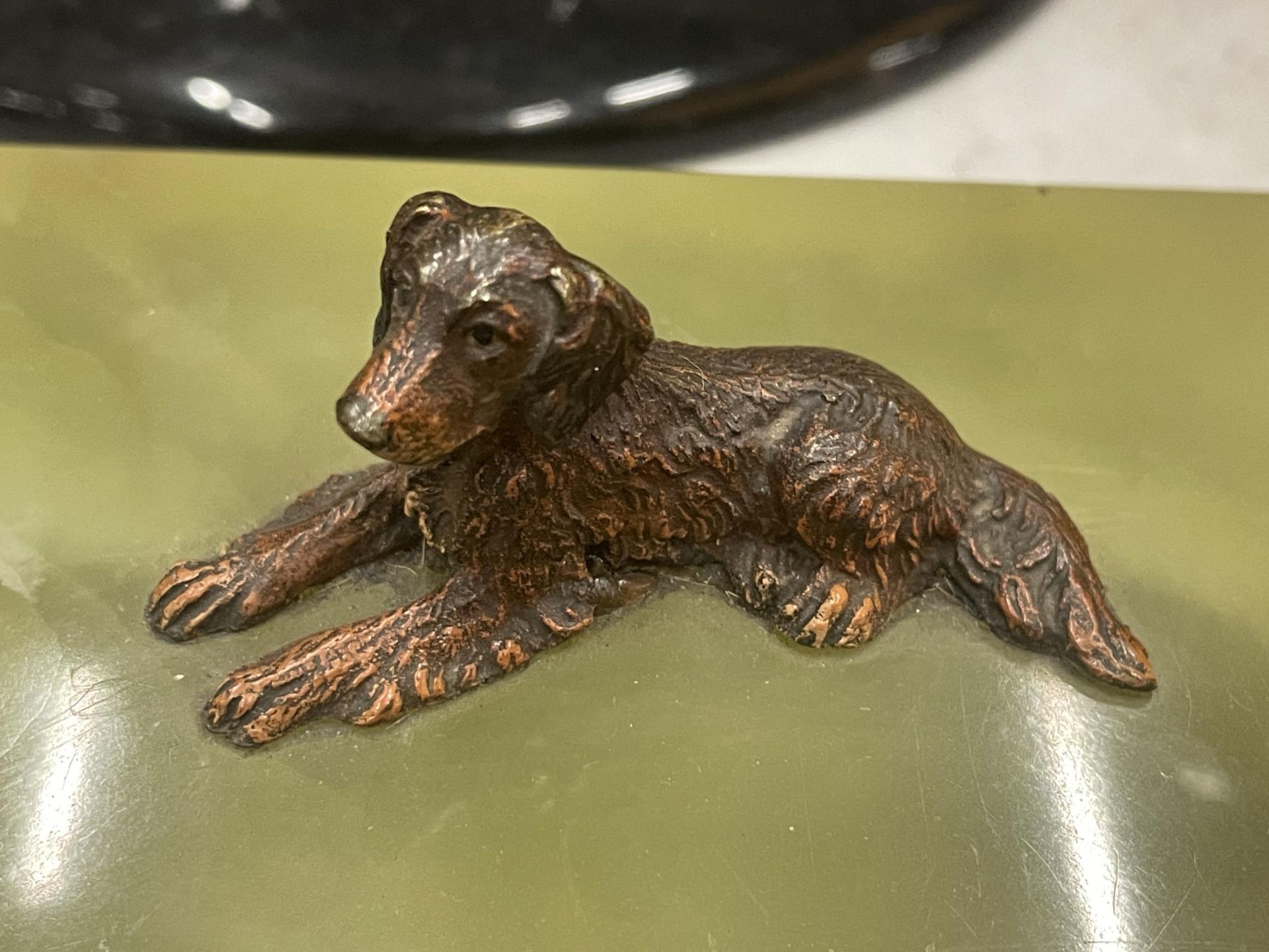 A VINTAGE ONYX STONE TRINKET BOX WITH CAST METAL SPANIEL DOG TO THE TOP - Image 2 of 3