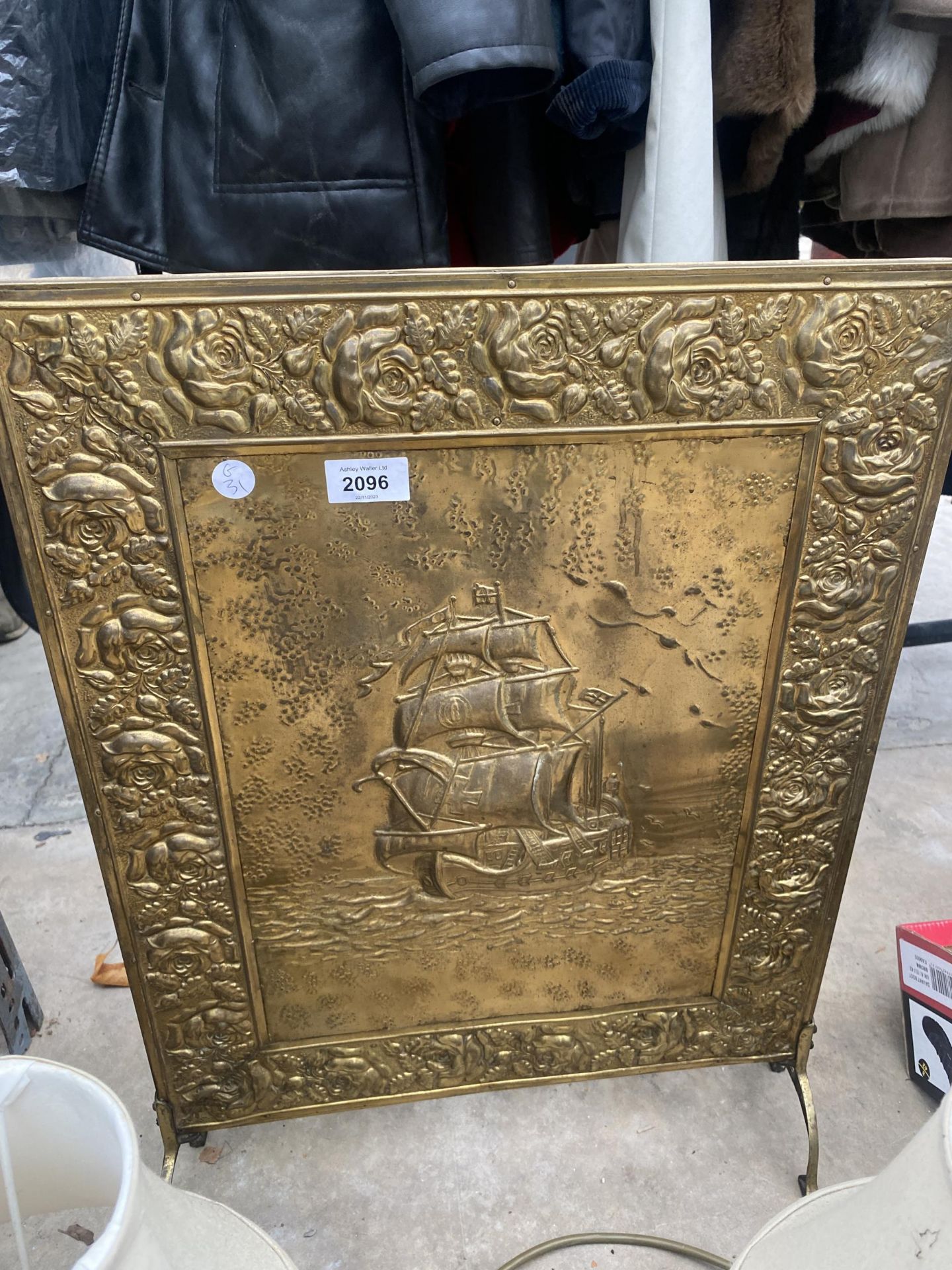 A BRASS FIRE SCREEN AND TWO TABLE LAMPS - Image 3 of 3