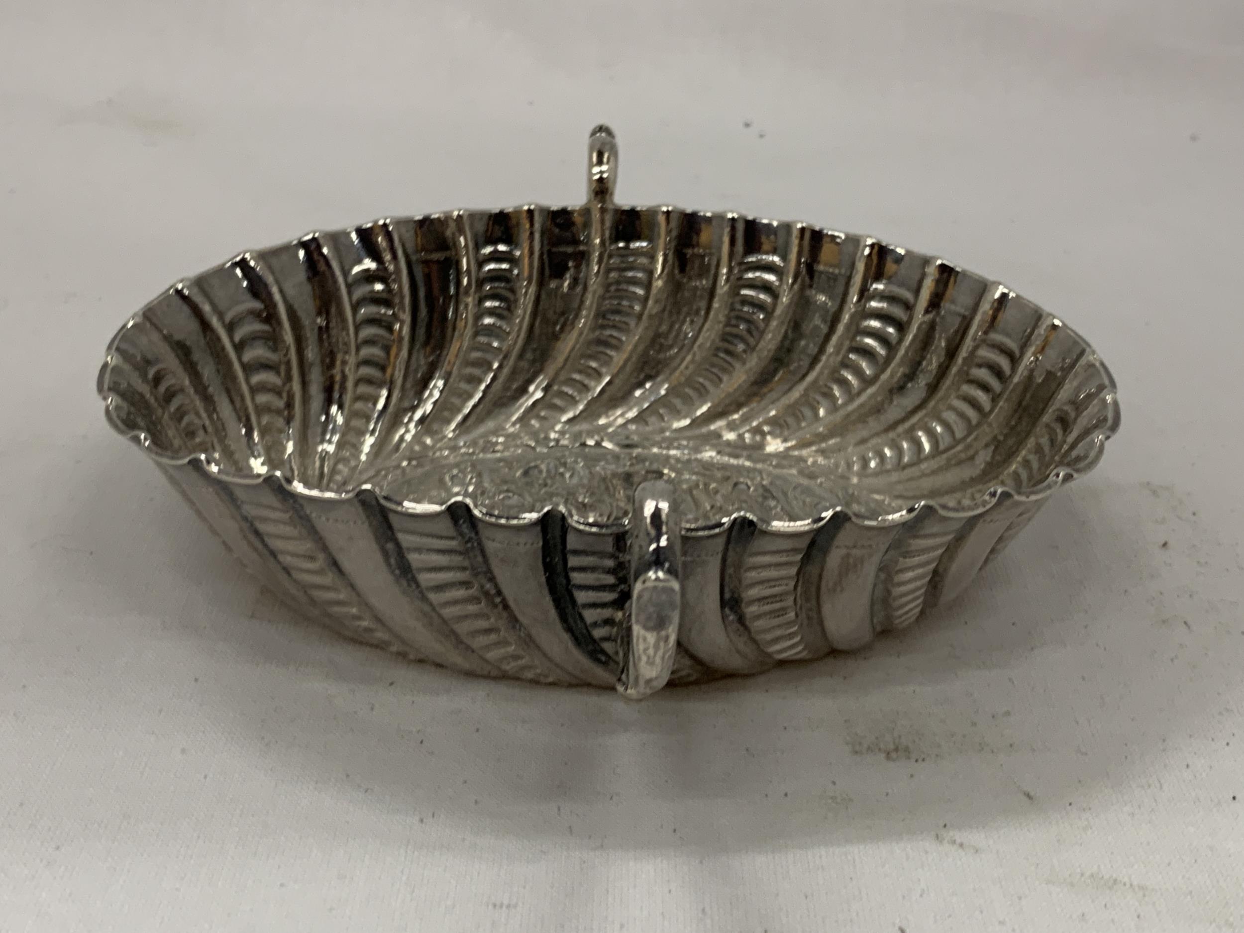 A TWIN HANDLED SILVER BOWL WITH COAT OF ARMS DESIGN - Image 2 of 4