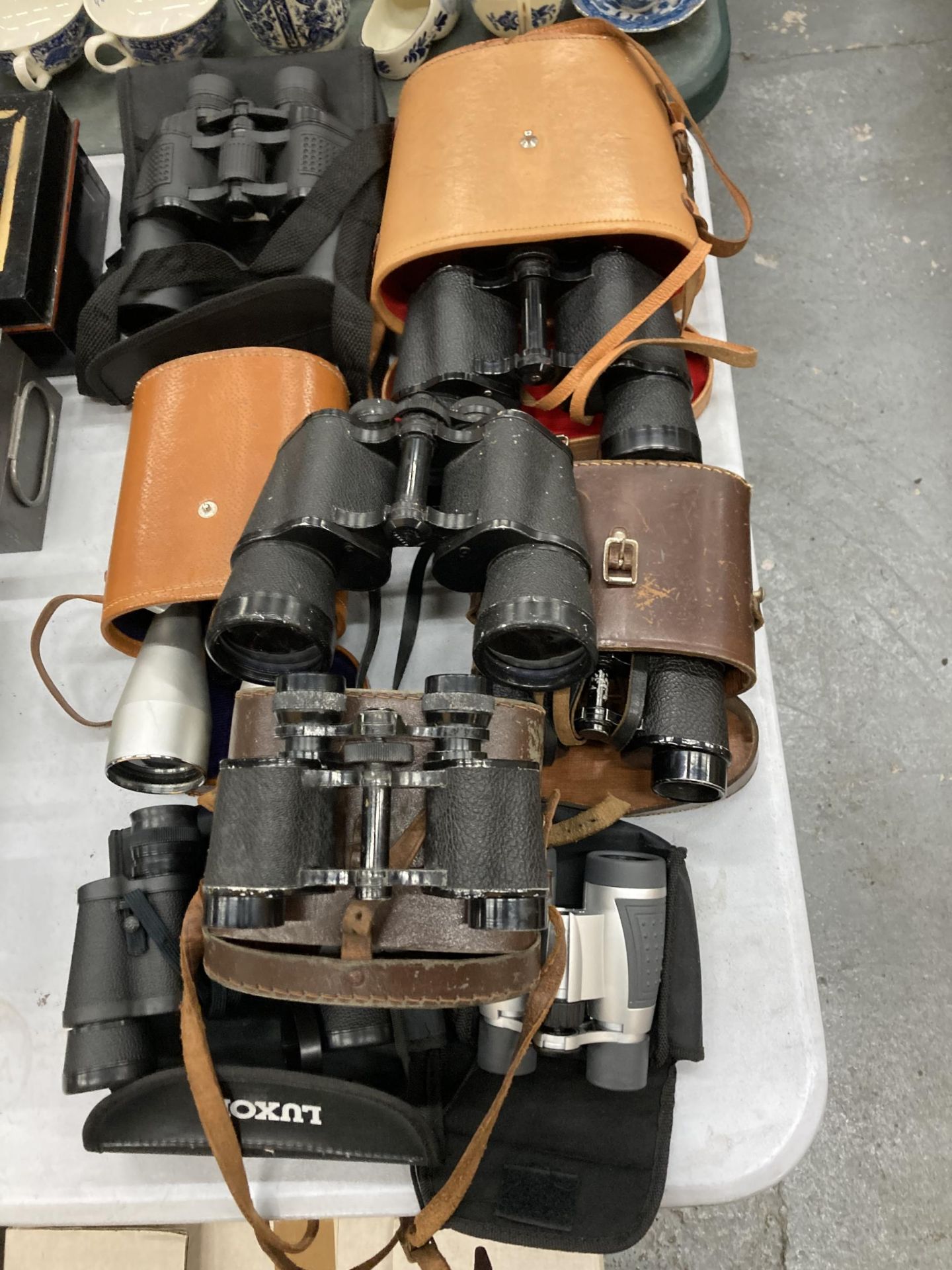 A COLLECTION OF BINOCULARS TO INCLUDE VINTAGE CASED EXAMPLES ETC