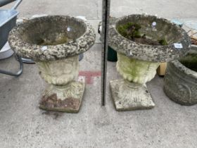 A PAIR OF CONCRETE GARDEN URN PLANTERS (H:50CM)