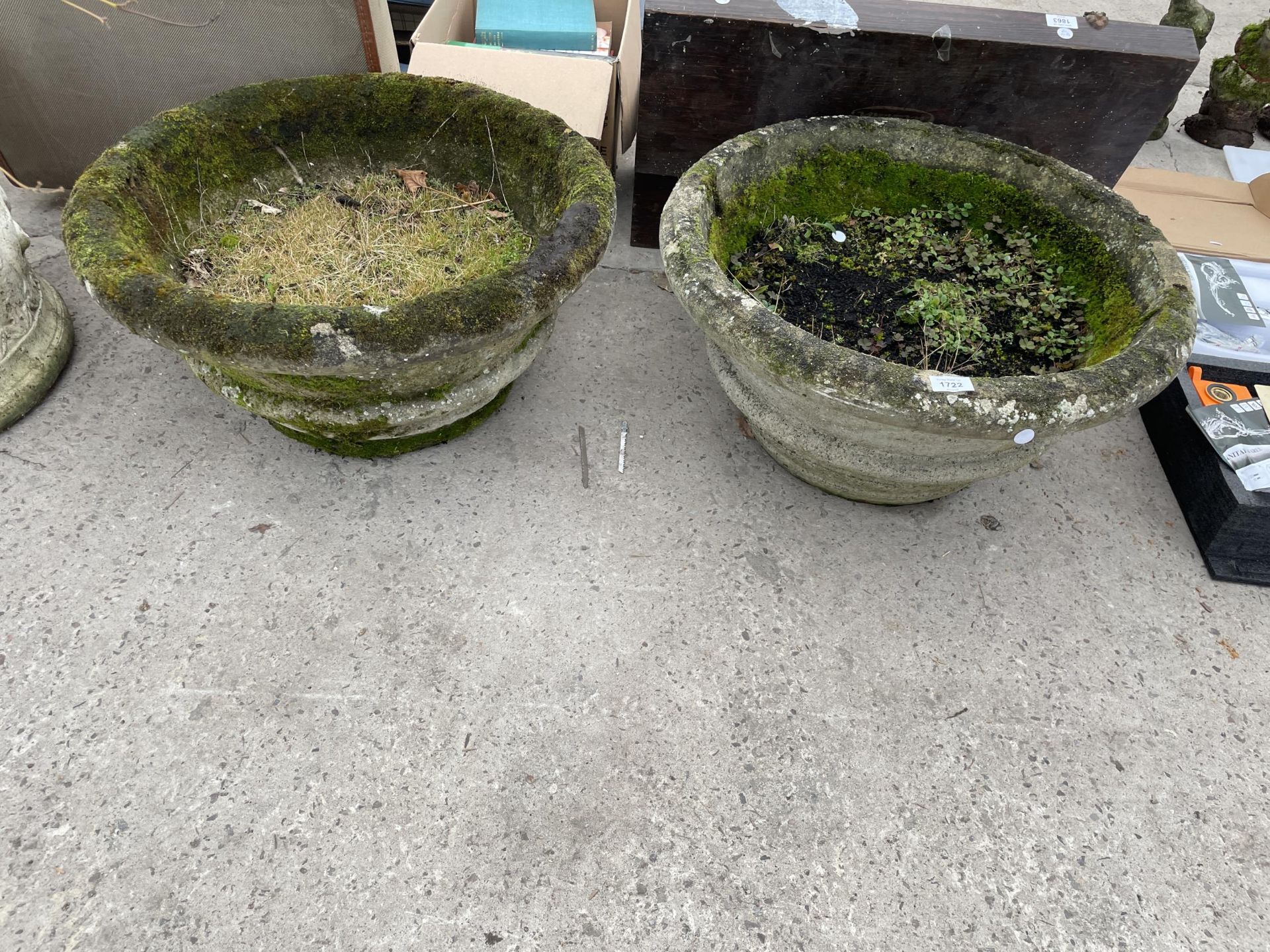 A PAIR OF ROUND CONCRETE BOWL PLANTERS (D:60CM)