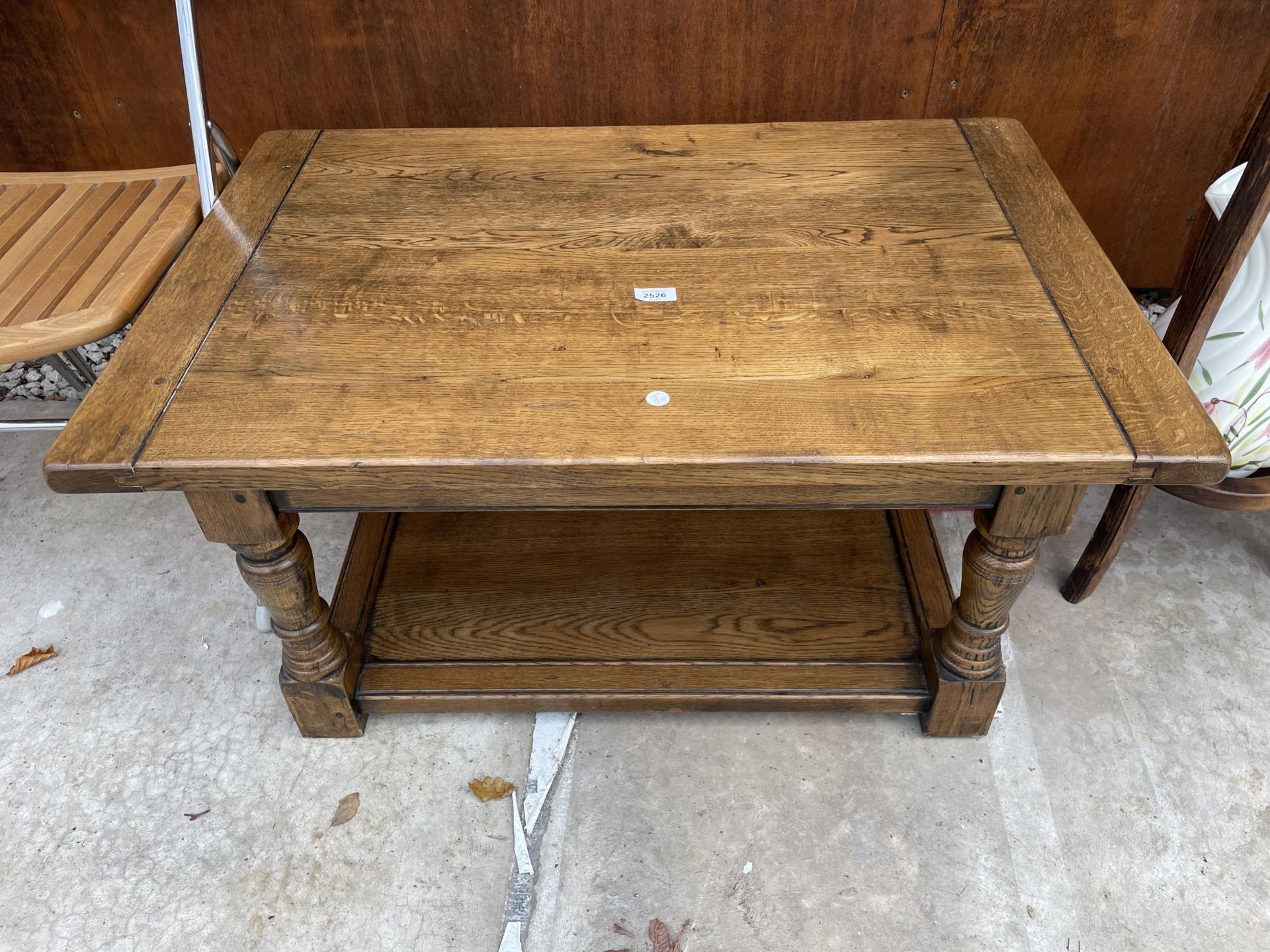 AN OAK ANTIQUE STYLE TWO TIER COFFEE TABLE ON TURNED LEGS, 36 X 24"