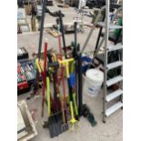 AN ASSORTMENT OF GARDEN TOOLS TO INCLUDE SPADES, SHEARS AND BRUSHES ETC