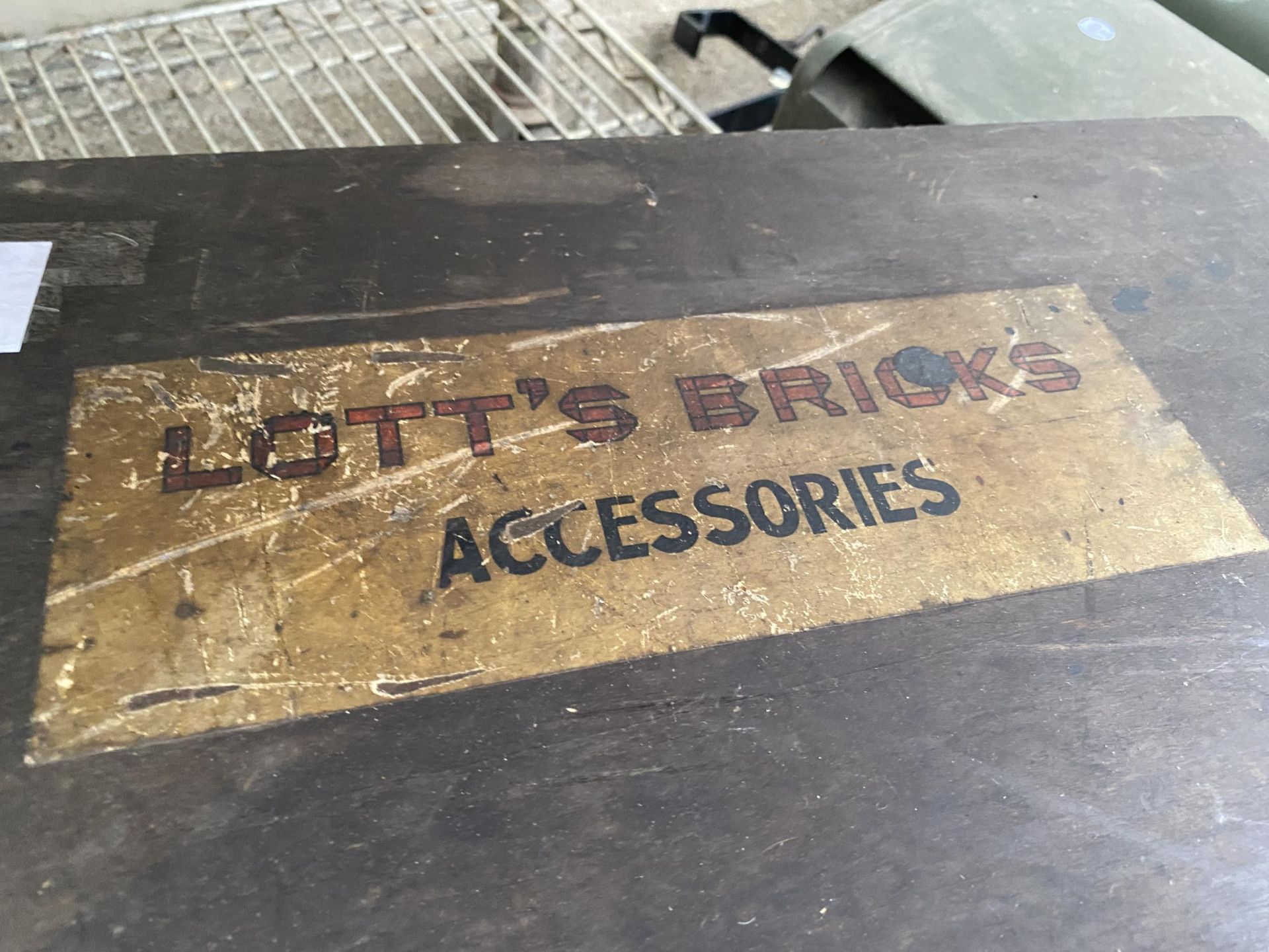 A WOODEN LOTT'S BRICKS ACCESSORIES BOX AND CONTENTS - Image 2 of 6