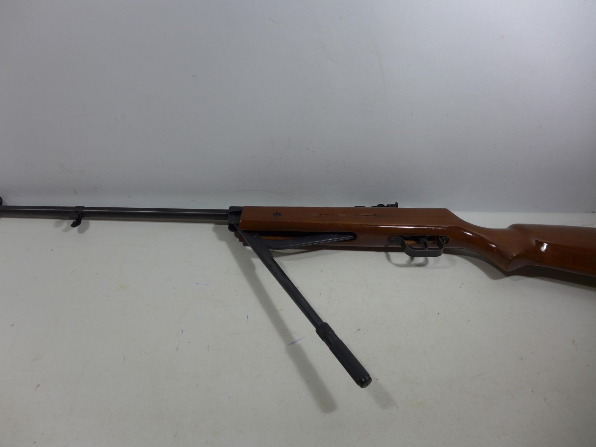 A .22 CALIBRE AIR RIFLE, 44CM BARREL, WOODEN STOCK LENGTH 103CM - Bild 4 aus 5