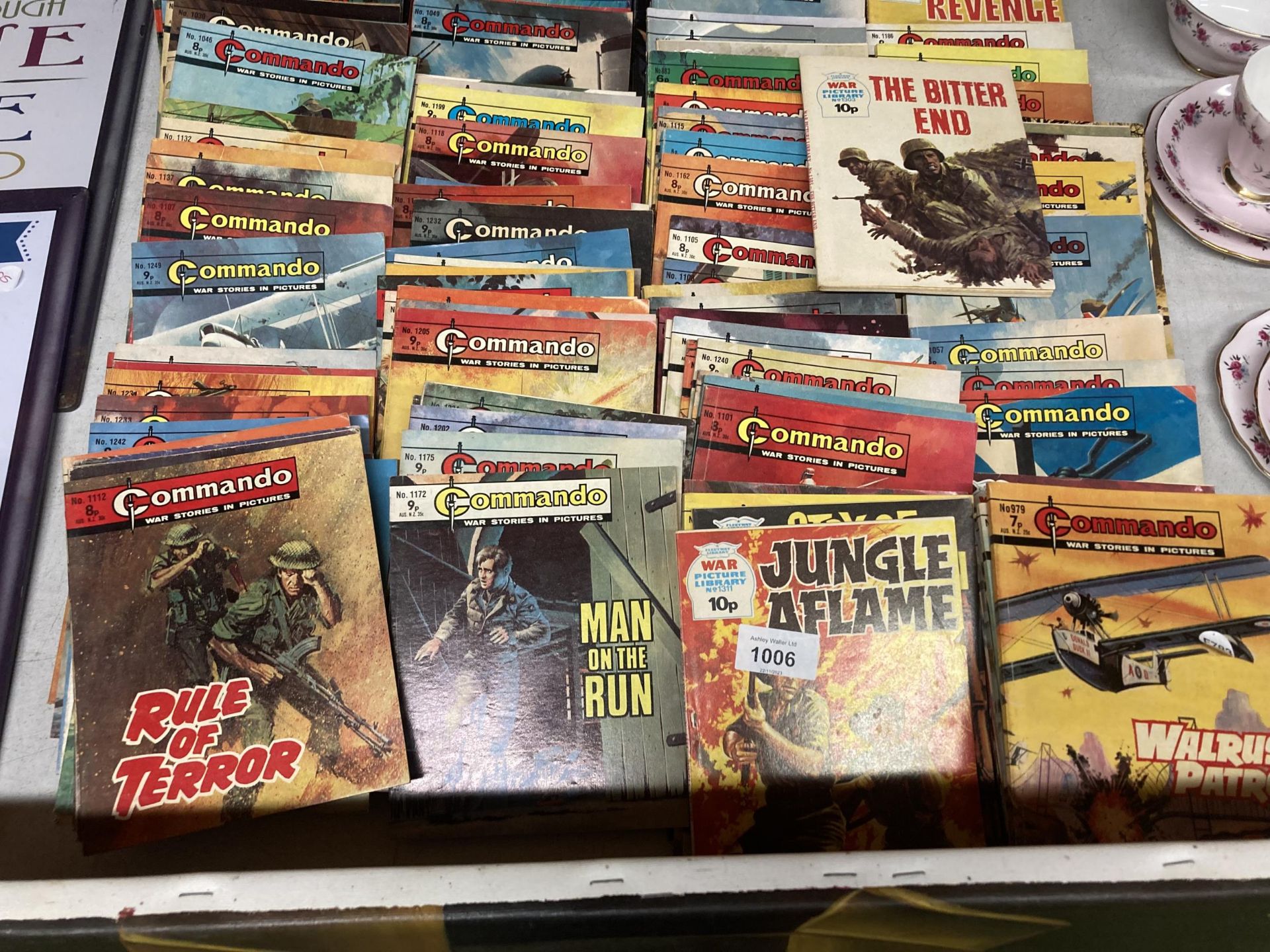 A VERY LARGE COLLECTION OF VINTAGE 'COMMANDO' COMICS - Image 2 of 3