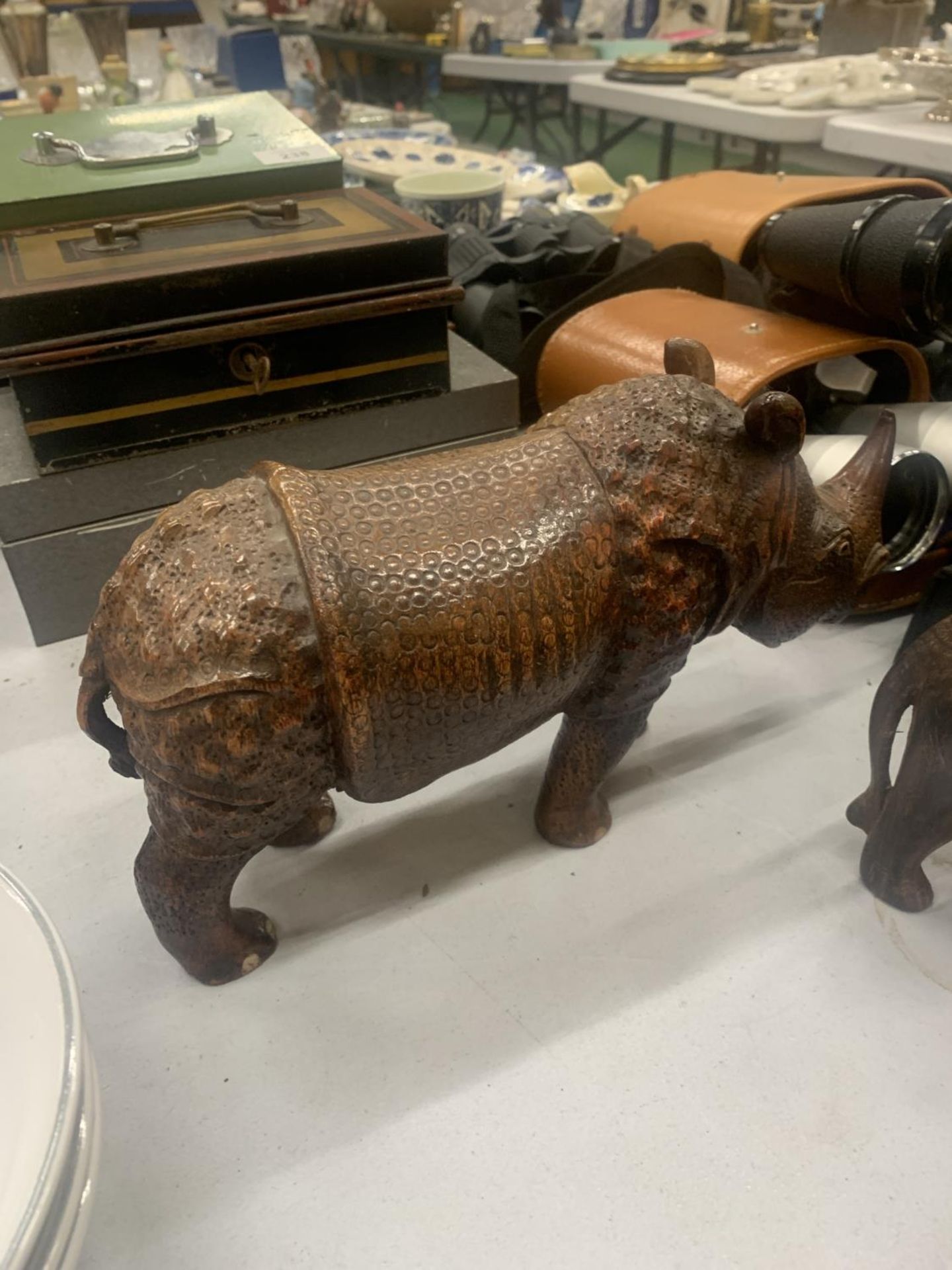 TWO VINTAGE WOODEN ANIMAL FIGURES TO INCLUDE A CARVED RHINOCEROS - Image 2 of 5