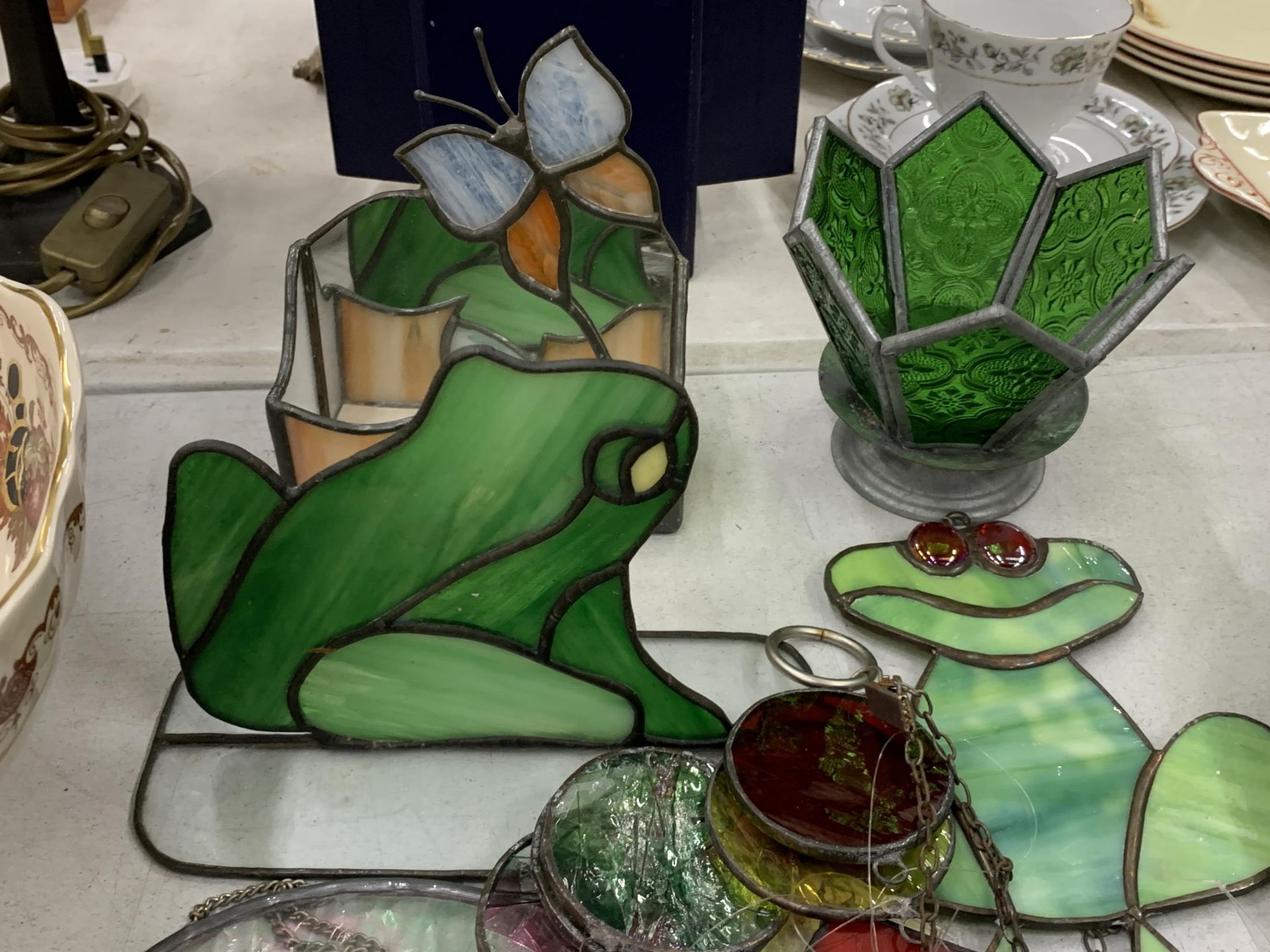 A COLLECTION OF STAINED GLASS ITEMS TO INCLUDE A CEILING HANGING CAT, PARROT, STARS, ETC - Image 4 of 4