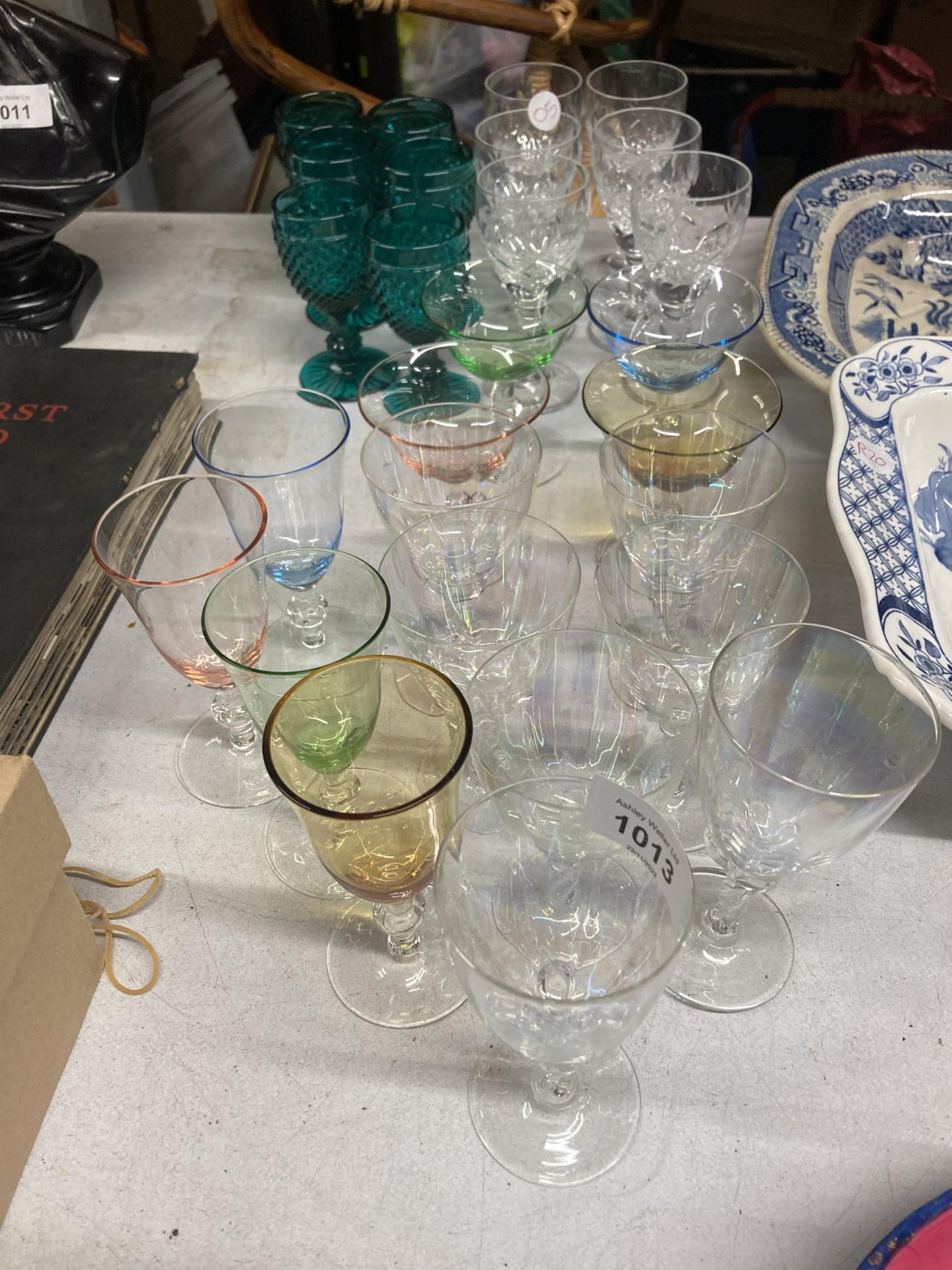 A QUANTITY OF GLASSES TO INCLUDE COLOURED, WINE, SHERRY, MARTINI, ETC