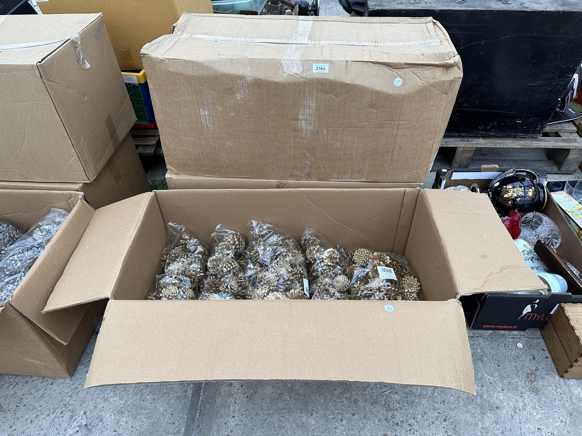 A LARGE QUANTITY OF NEW AND BOXED GOLD SPRAYED PINE CONES *PLEASE NOTE VAT TO BE ADDED TO THIS LOT*