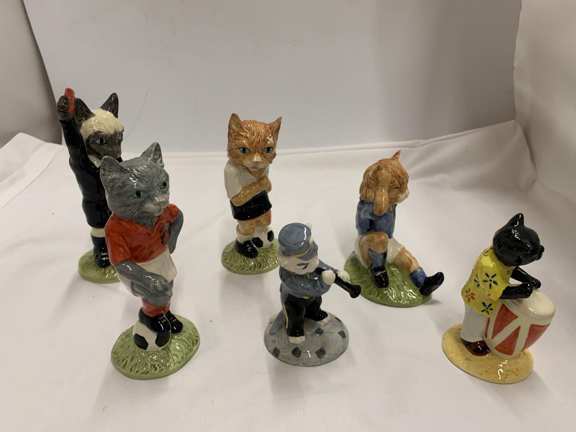 A COLLECTION OF FOUR BOXED BESWICK FOOTBALLING FELINES CATS AND TWO FURTHER BESWICK MODELS - Image 6 of 8