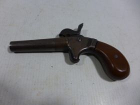 A PERCUSSION CAP TURN OFF BARREL POCKET PISTOL, 5CM BARREL, LENGTH 13CM