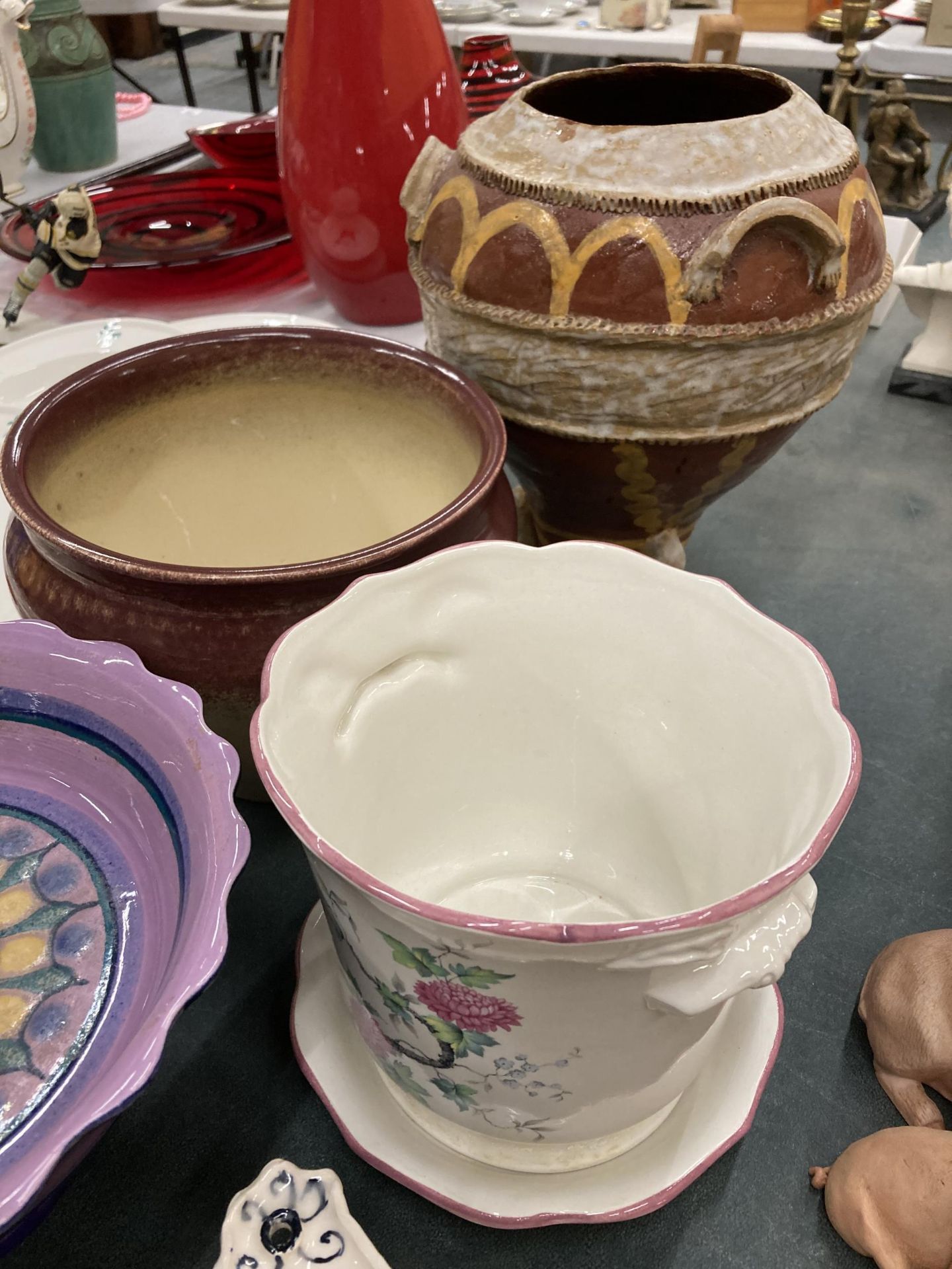 A QUANTITY OF POTTERY TO INCLUDE PLANTERS, A DUTCH FOOTED BOWL WITH PURPLE PATTERN, ETC - Image 2 of 3