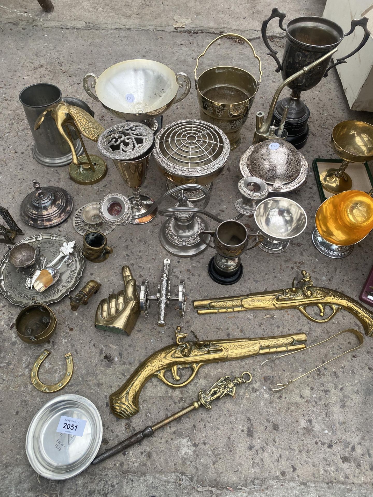 AN ASSORTMENT OF METAL WARE ITEMS TO INCLUDE A BRASS DUCK, TROPHIES AND CANDLESTICKS ETC - Image 3 of 4