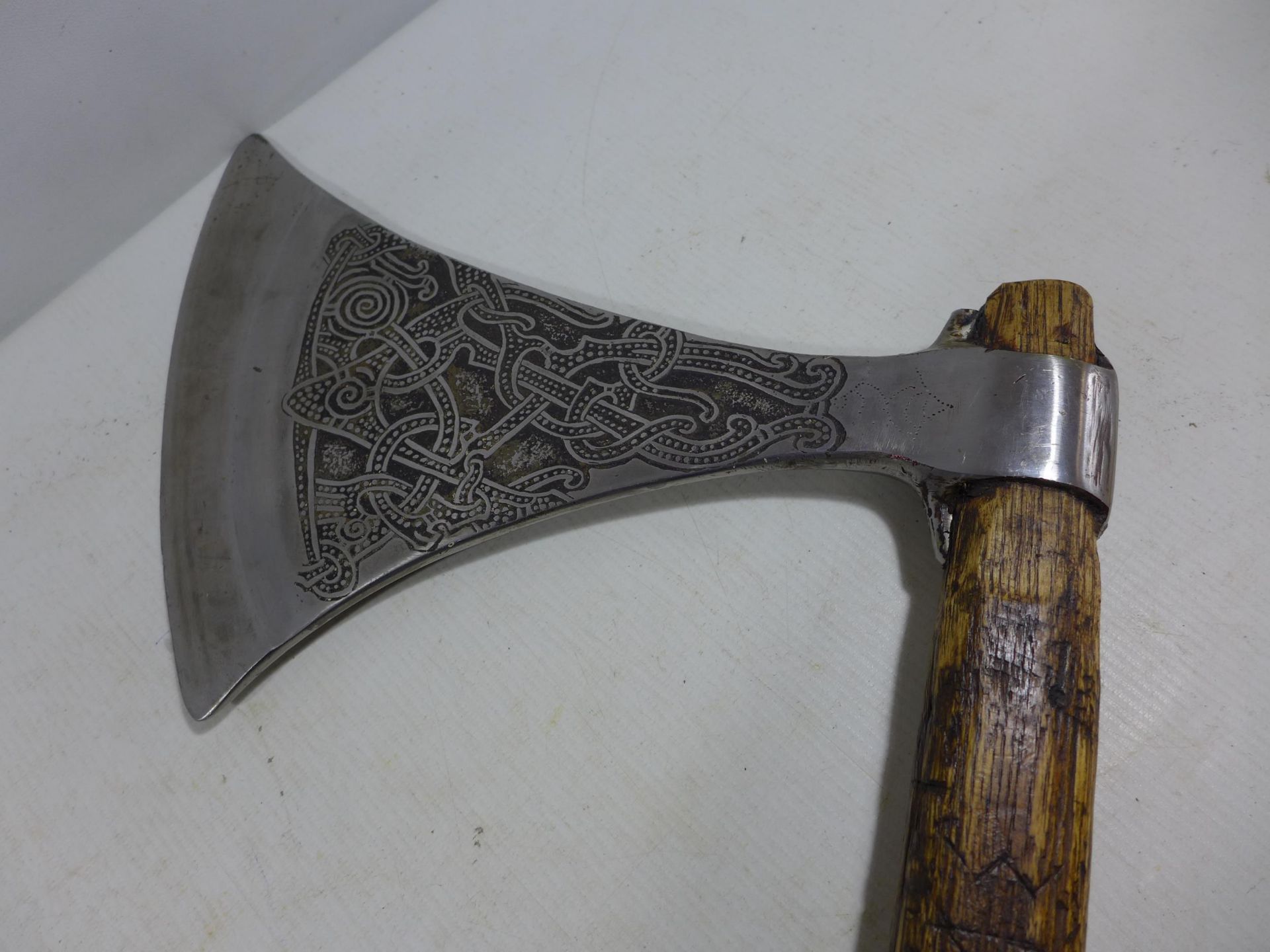 A REPLICA VIKING AXE WITH WOODEN SHAFT, THE HEAD WITH CELTIC DESIGN, LENGTH 132CM - Bild 3 aus 5