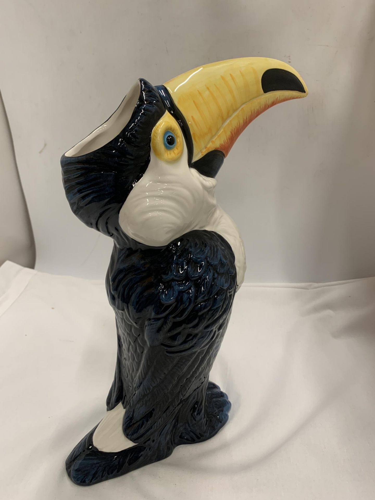 A DRAGONFLY JACK GRAHAM DESIGN TOUCAN FIGURE - Image 6 of 7