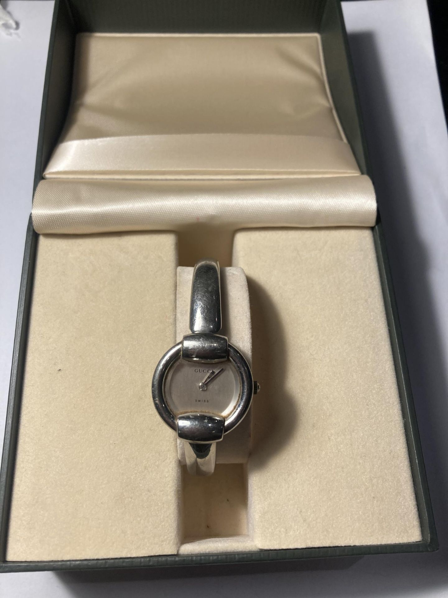 A GUCCI 1400L SWISS QUARTZ 3ATM ANALOGUE STAINLESS LADIES WRIST WATCH IN ORIGINAL PRESENTATION