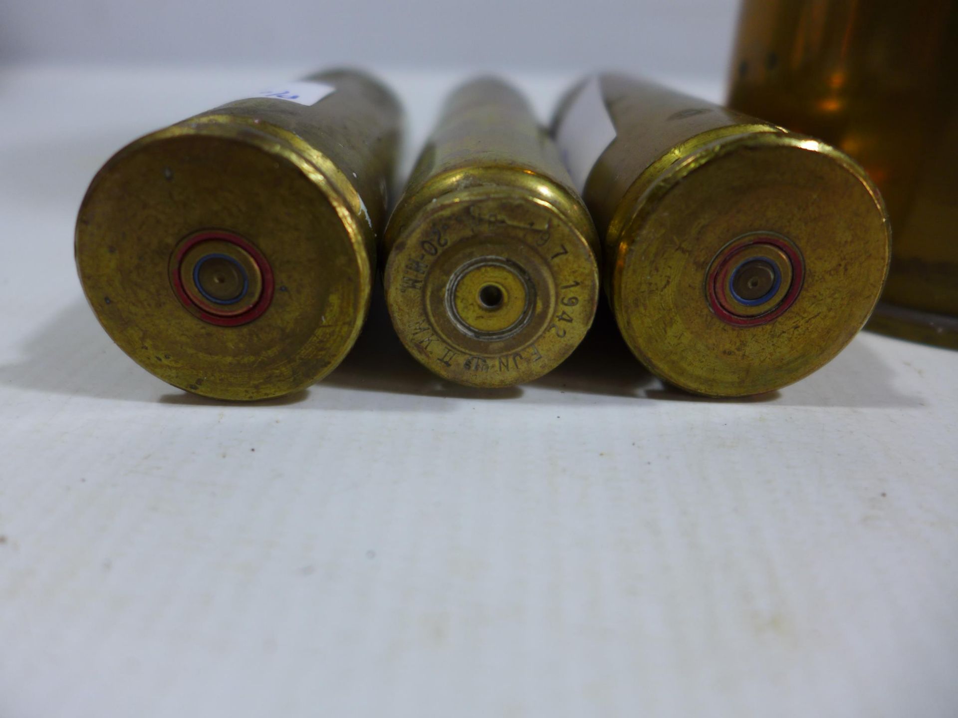 FIVE ASSORTED BRASS SHELL CASES, HEIGHTS FROM 10.5 TO 18CM - Bild 2 aus 3