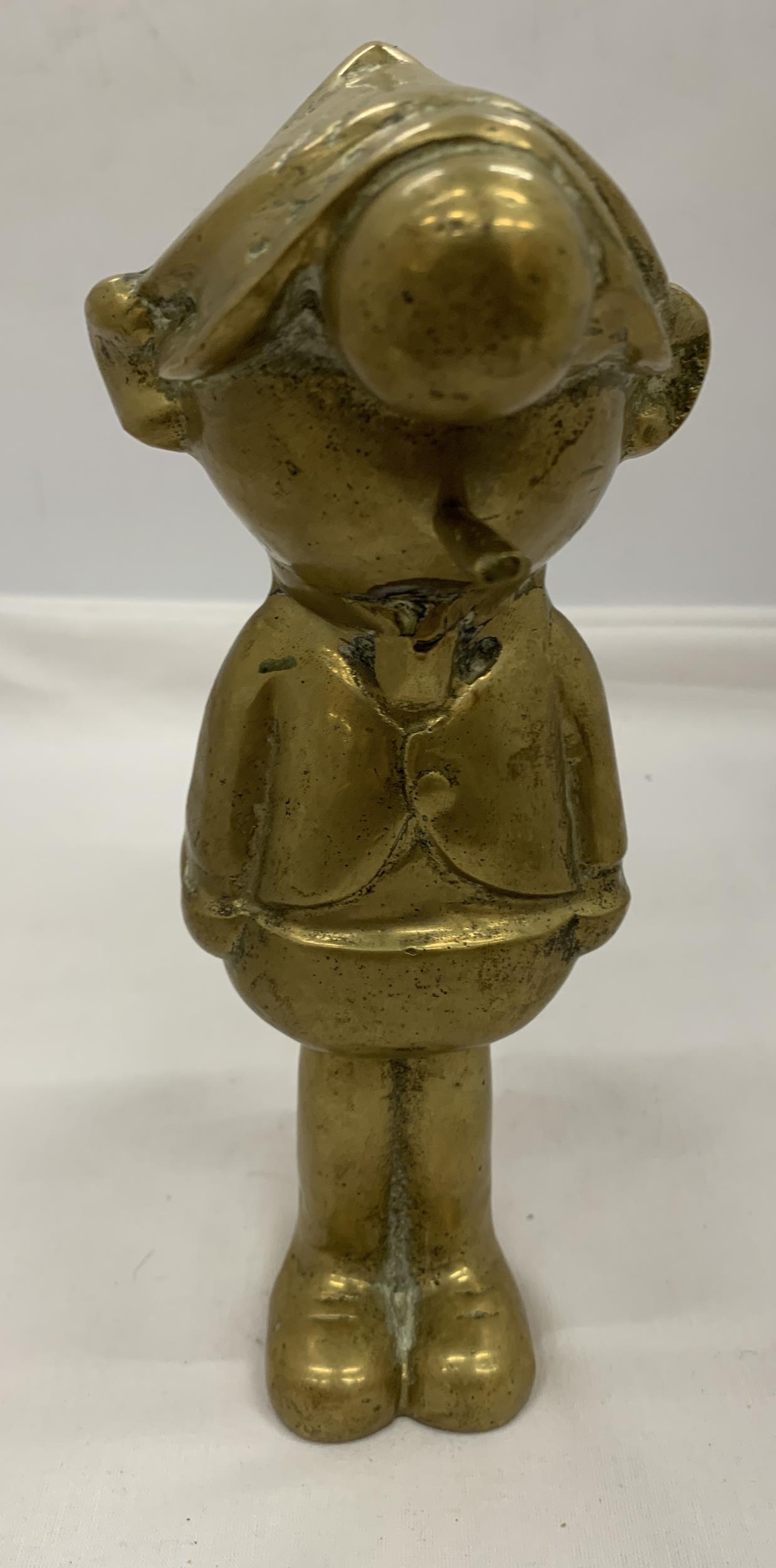 A HEAVY BRASS VINTAGE ANDY CAP FIGURE, HEIGHT 22CM