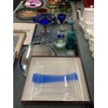 A MIXED LOT OF COLOURED GLASSWARE TO INCLUDE ART GLASS BOWL, BUTTERFLY LEADED GLASS DESIGN MIRROR,