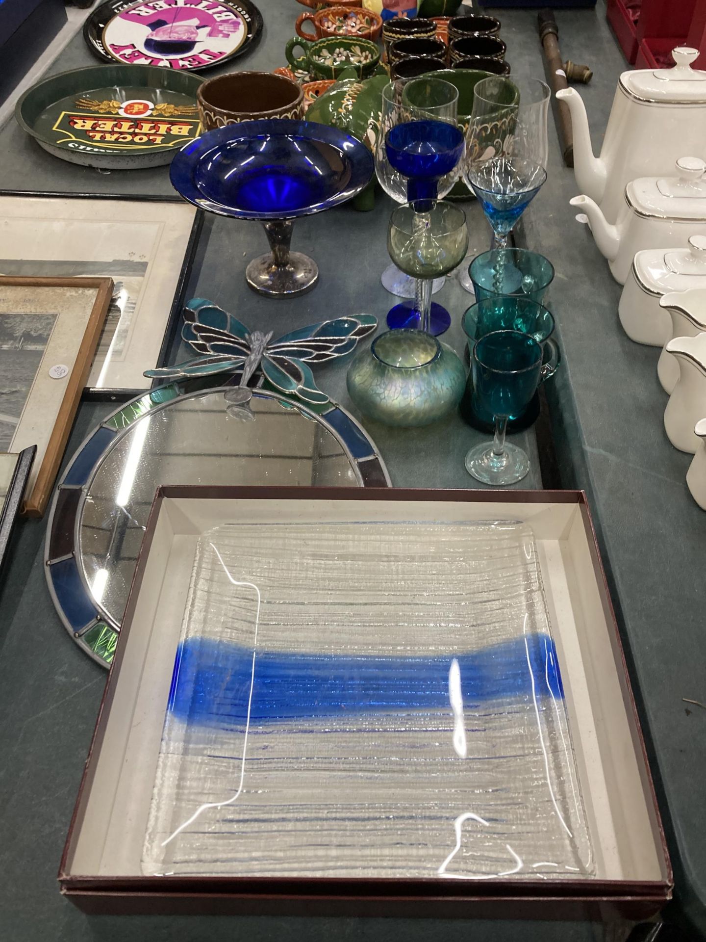 A MIXED LOT OF COLOURED GLASSWARE TO INCLUDE ART GLASS BOWL, BUTTERFLY LEADED GLASS DESIGN MIRROR,
