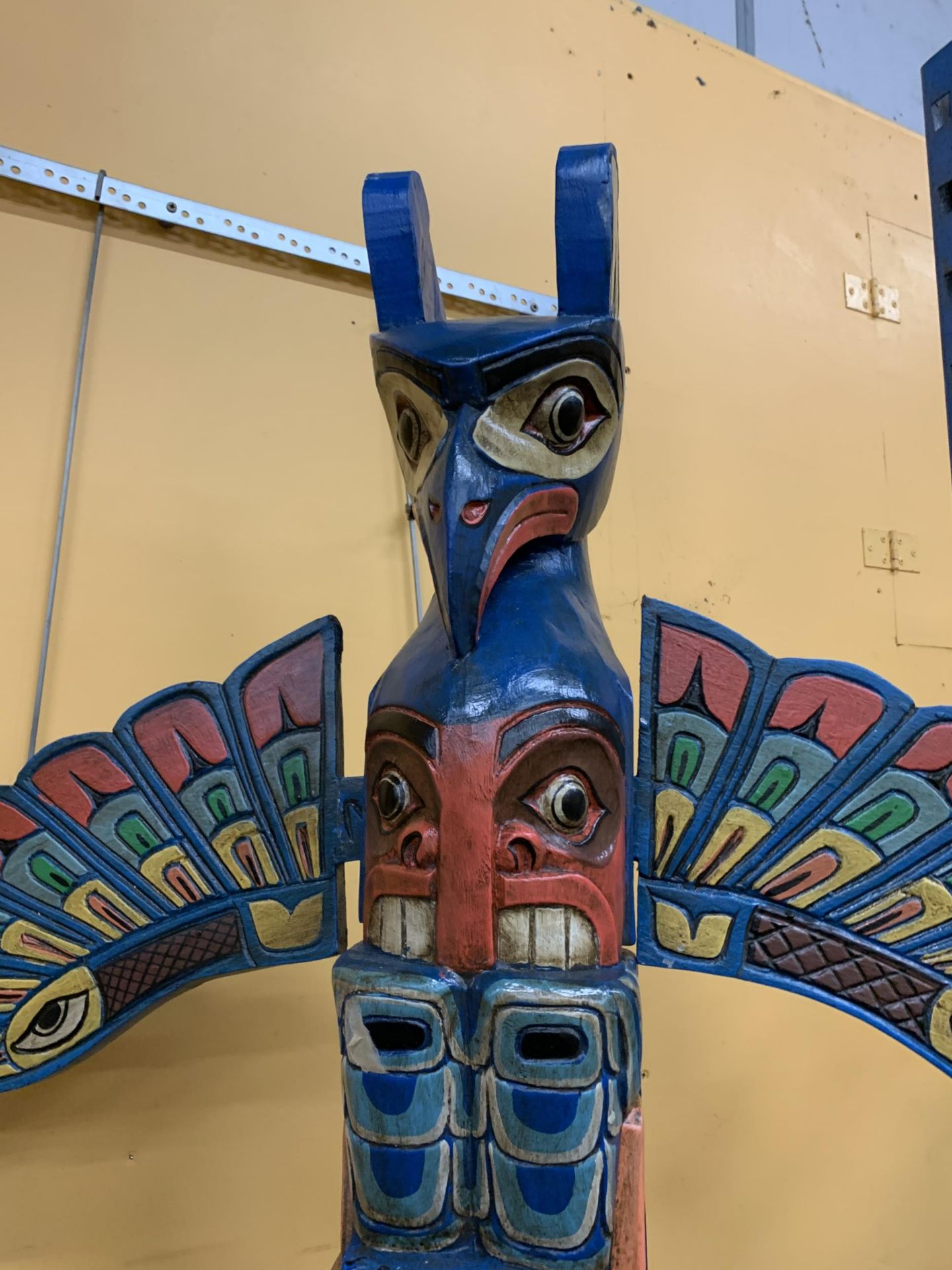 A LARGE WOODEN TOTEM POLE FIGURE - Image 2 of 4