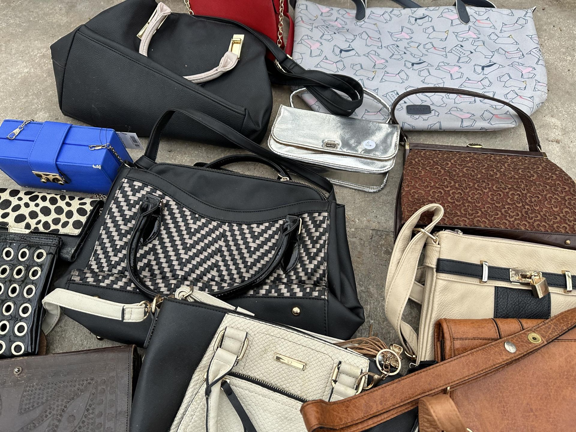 AN ASSORTMENT OF LADIES HANDBAGS - Bild 2 aus 2