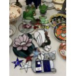 A COLLECTION OF STAINED GLASS ITEMS TO INCLUDE A CEILING HANGING CAT, PARROT, STARS, ETC