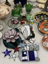 A COLLECTION OF STAINED GLASS ITEMS TO INCLUDE A CEILING HANGING CAT, PARROT, STARS, ETC