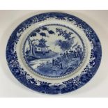 A 19TH CENTURY CHINESE DESIGN ENGLISH PEARLWARE CHARGER, DIAMETER 35 CM