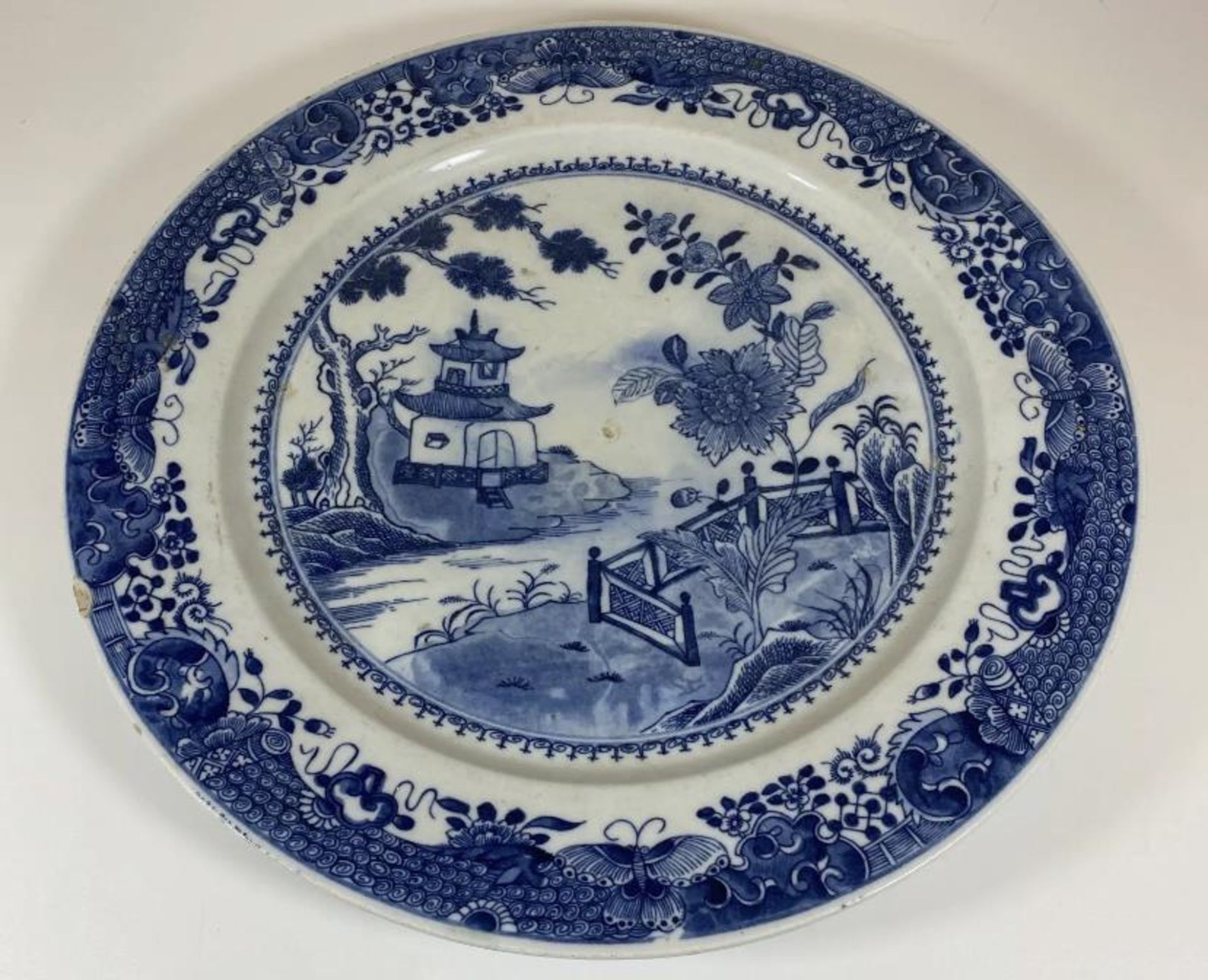 A 19TH CENTURY CHINESE DESIGN ENGLISH PEARLWARE CHARGER, DIAMETER 35 CM