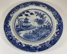 A 19TH CENTURY CHINESE DESIGN ENGLISH PEARLWARE CHARGER, DIAMETER 35 CM