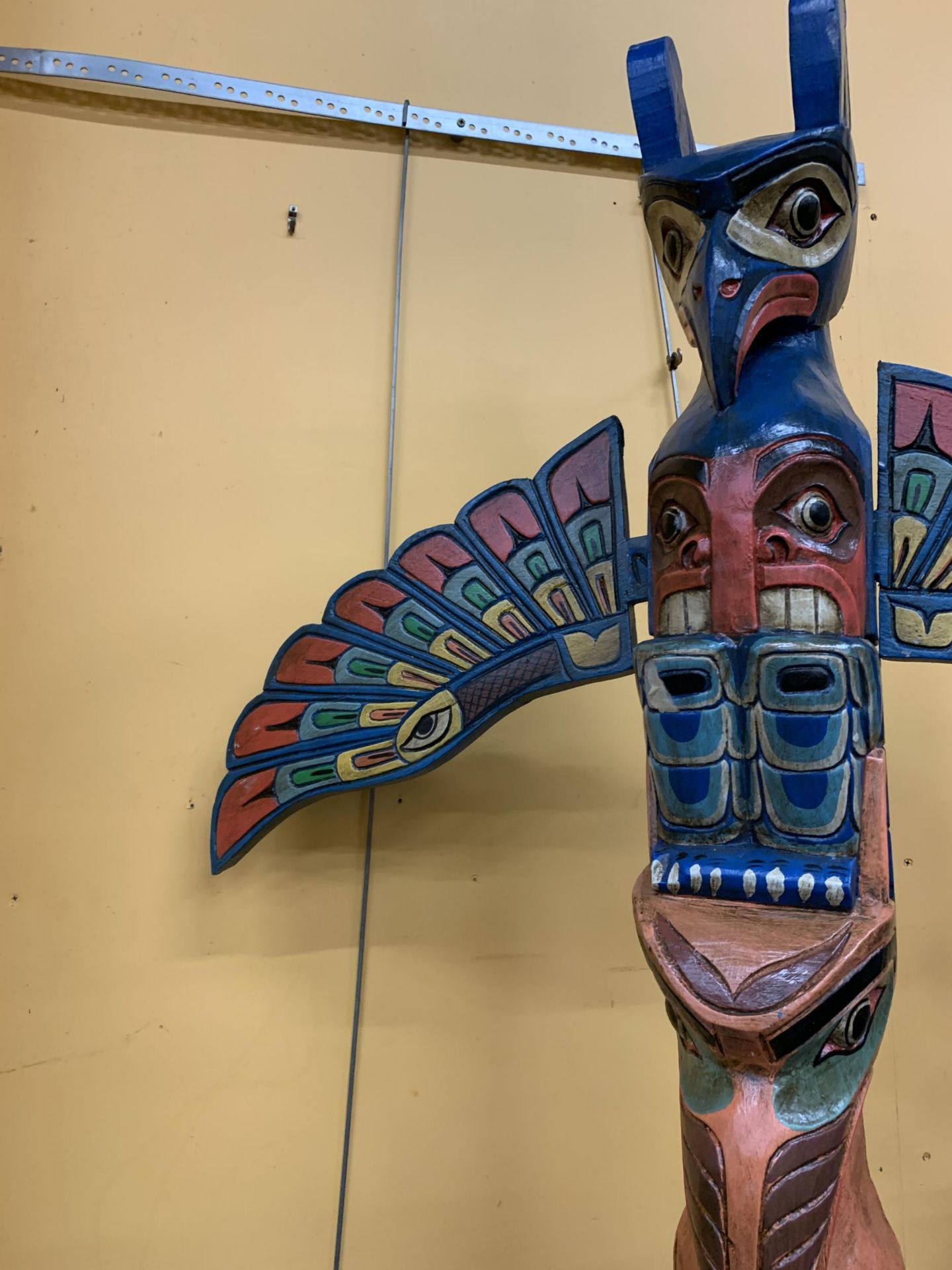 A LARGE WOODEN TOTEM POLE FIGURE - Image 4 of 4