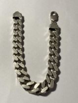 A HEAVY MARKED SILVER FLAT LINK BRACELET LENGTH 24 CM WEIGHT 62.6 GRAMS